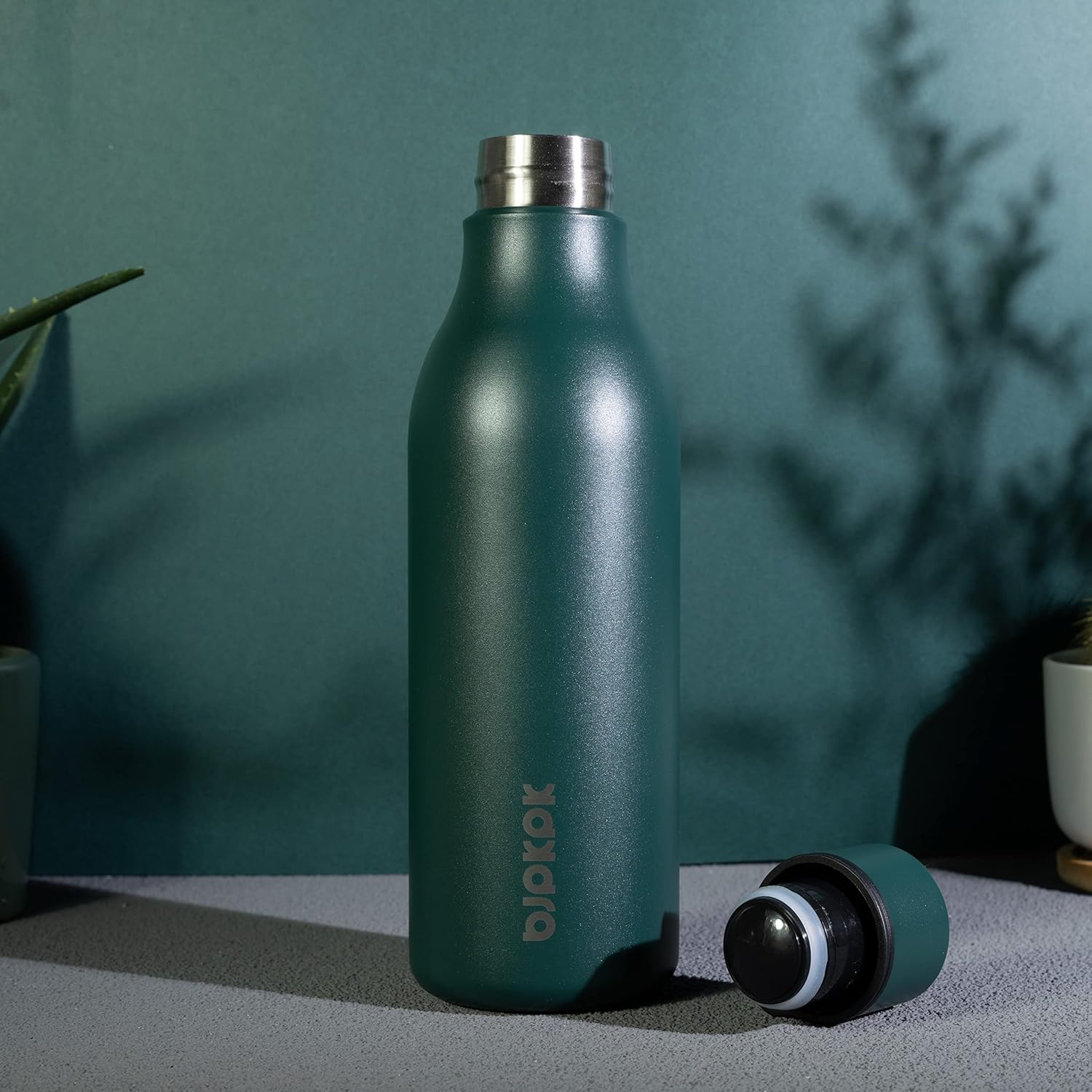 BJPKPK Insulated Water Bottles, 18 oz Stainless Steel Metal Water Bottle with Strap, BPA Free Leak Proof Thermos, Mugs, Flasks, Reusable Water Bottle for Sports & Travel In Green
